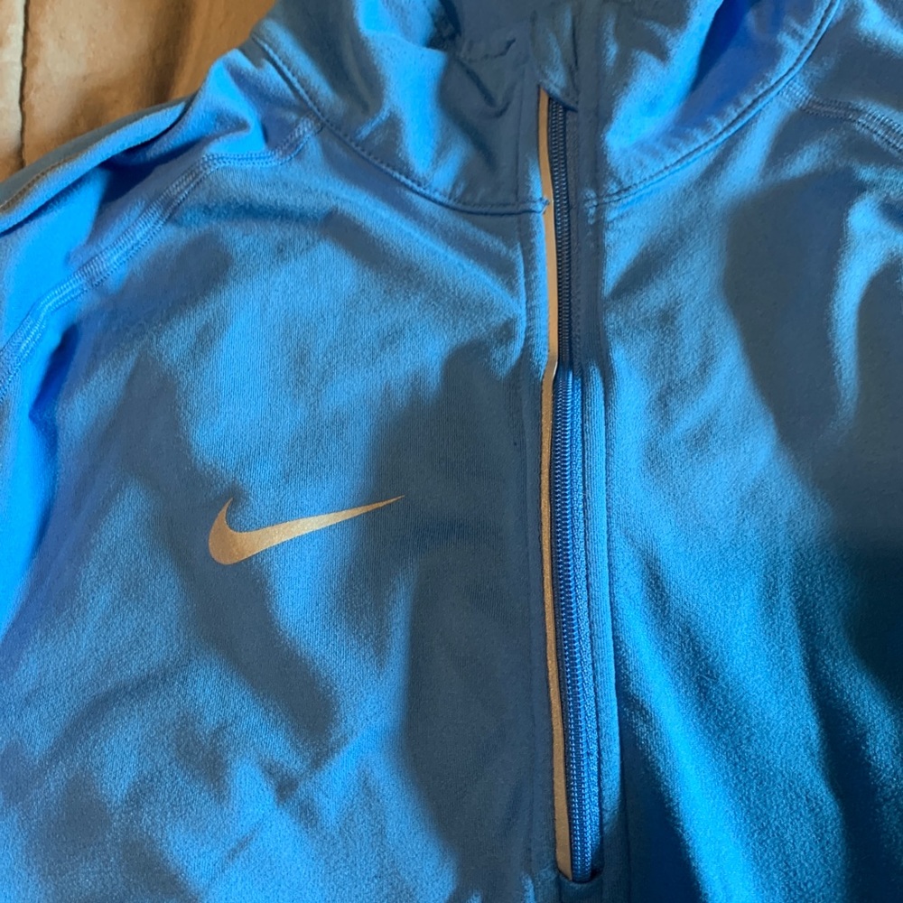 Athletic pullover - Picture 3 of 3